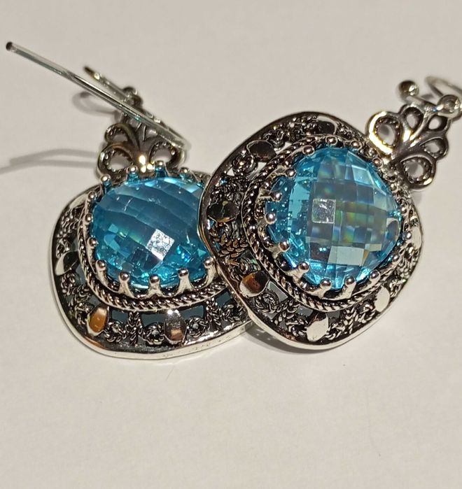 Ażurowe kolczyki z kamieniami turkusowymi