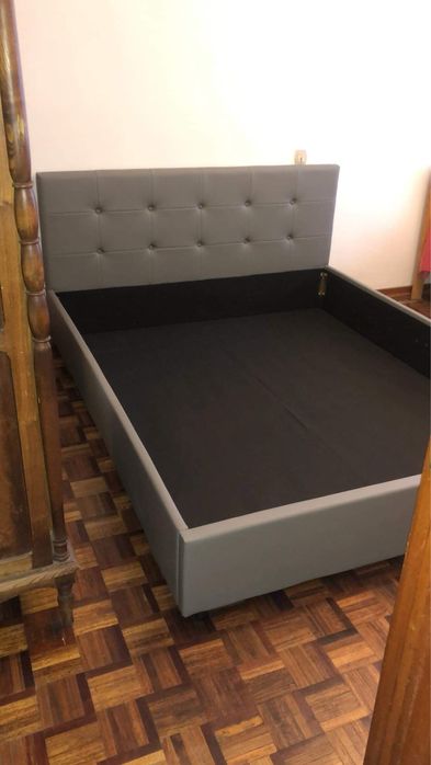 Cama cinzenta estofada com colchão incluido