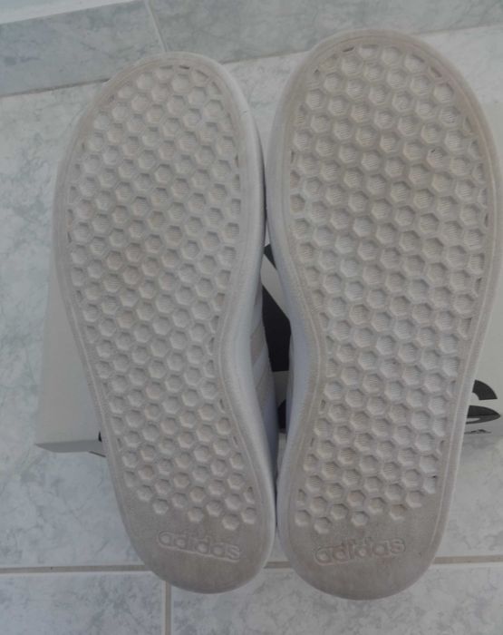 Ténis Marca Adidas Tamanho 33