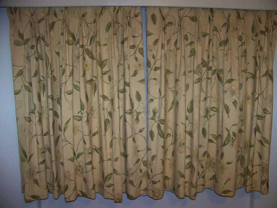 2 estores japoneses 1,75m x 89cm e 2 cortinados 1,20m x 90cm