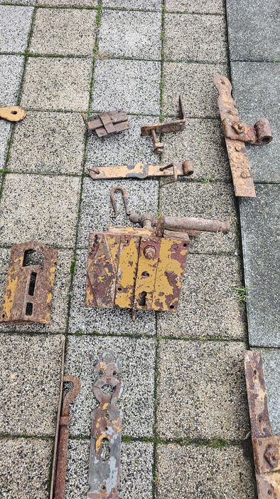 Stare okucia drzwiowe