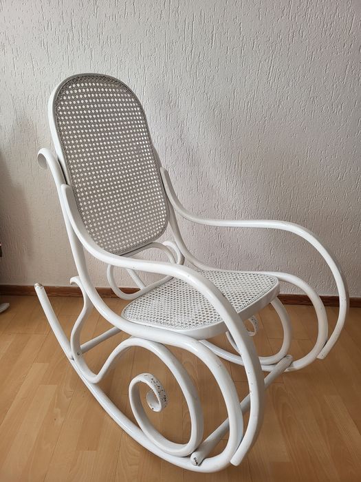 Duży biały fotel bujany bujak PRL połysk