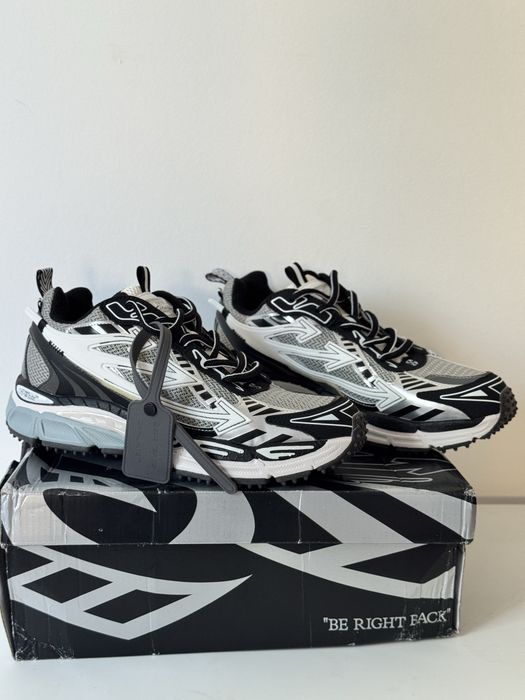 Чорні кросівки Off-White Be Right Back із сірими вставками та фірмовою масивною підошвою.