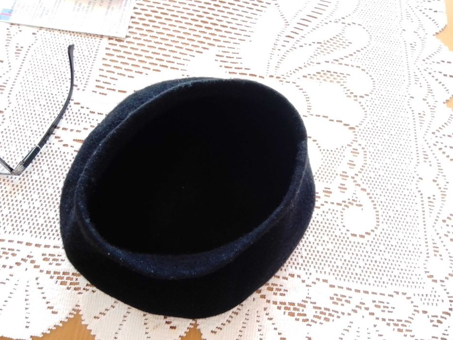 Czarny wełniany beret - bdb !!