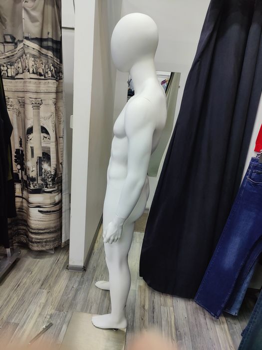 Продам демонстраційні безлікі манекени зі скловолокна(фібергласу)-чоловічі та жіночі