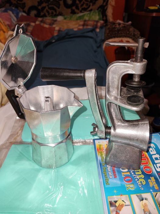 Кофемолка и кофеварка.