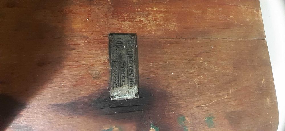 Powiększalnik, rzutnik do robienia zdjęć, odbitek papierowych.