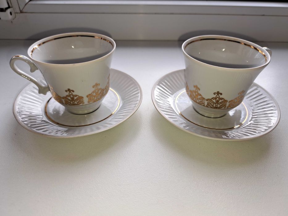 Радянські чашки з блюдцем золотим візерунком, вироблено в 1970-х роках