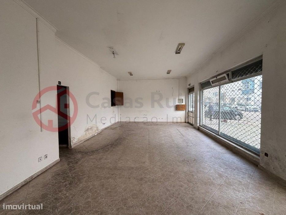 Loja em fase de aprovação para passagem a afetação de habitação, no...