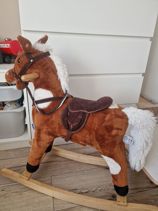 Grający koń na biegunach