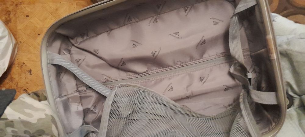 Продам чемодан пластиковый