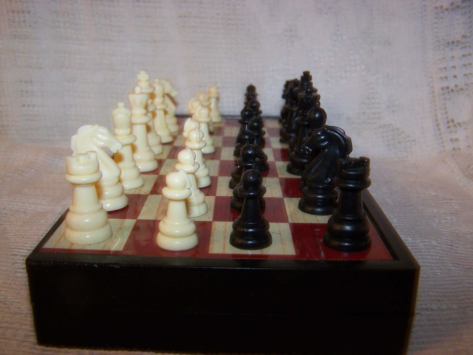 Магнитные шахматы и  деревянная шахматная доска