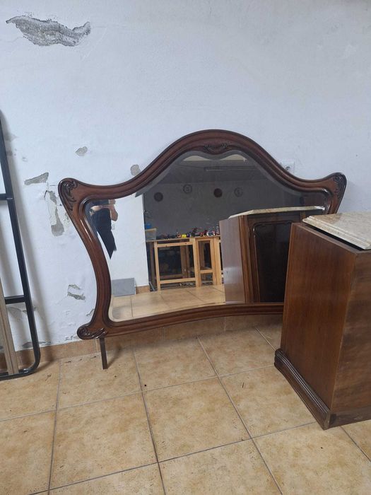 Cama casal comoda e mesas cabeceira