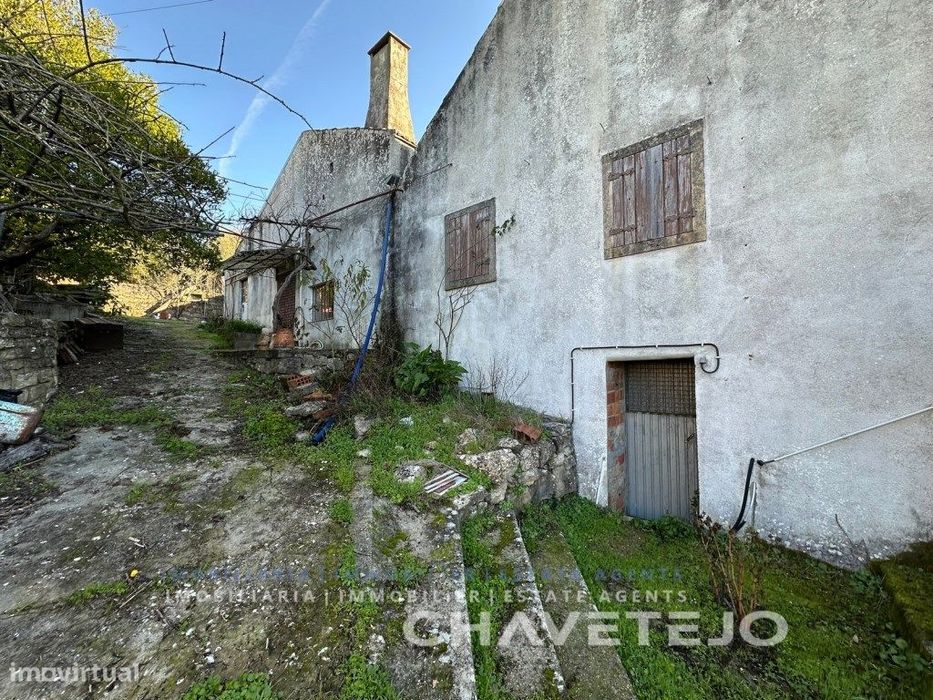 Casa de campo com anexos em zona tranquila a 10 km de Tomar.