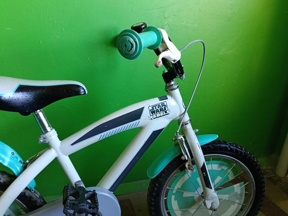 Дитячий ровер є дополнітельні колеса