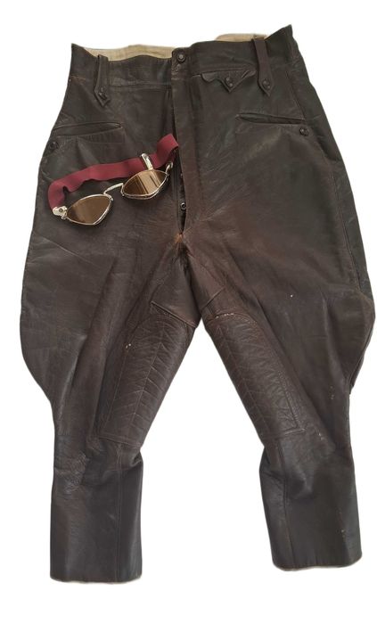 Przedwojenne gogle i spodnie motocyklowe.