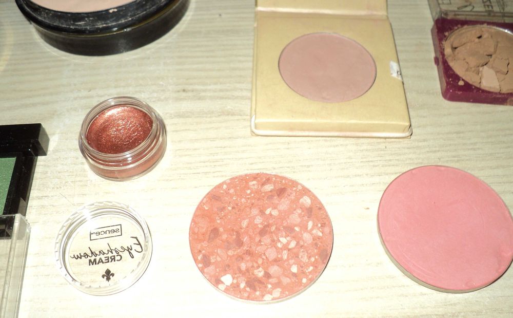 Pudry, cienie do oczu, róże i inne kosmetyki 9 sztuk