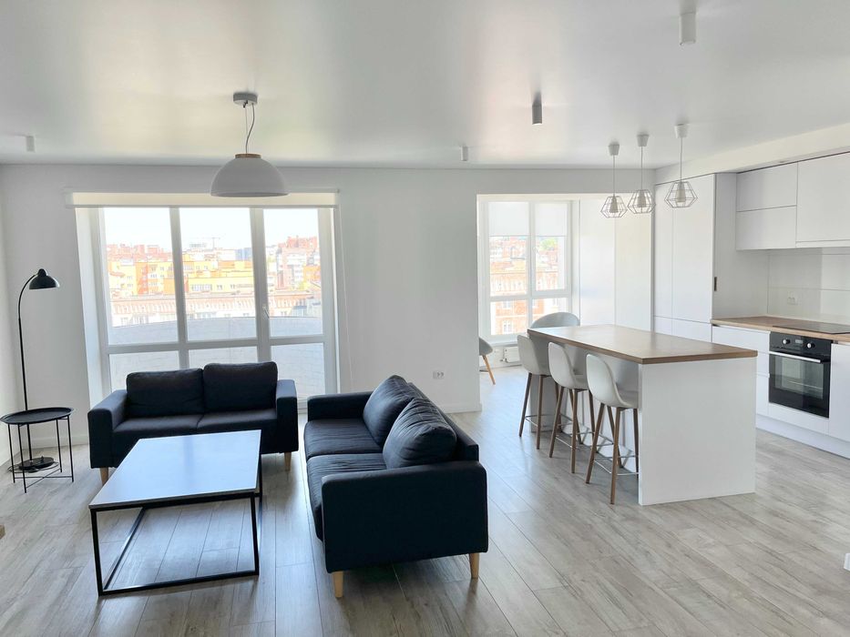 Продам простору квартиру-студію з панорамним виглядом по Коновальця