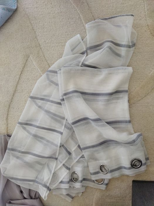 Cortinas brancas as riscas cinzentas