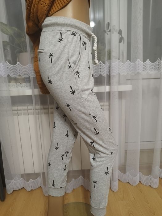 spodnie dresowe szare w palmy
