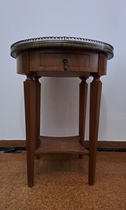 Mesa de Apoio Redonda em Nogueira – Estilo Luís XVI