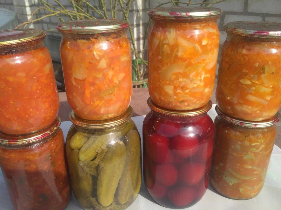 Консервация: огурцы, салат, варенье, яблочный сок