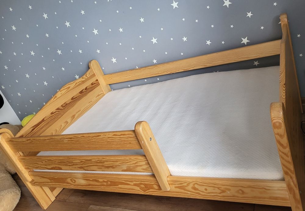 Łóżko z  materacem i szufladami