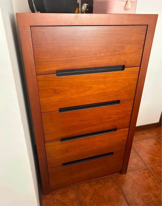 Quarto com mesa cabeceiira e comoda