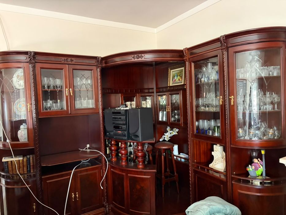 Bar de canto+2 bancos em mogno . Quase novo