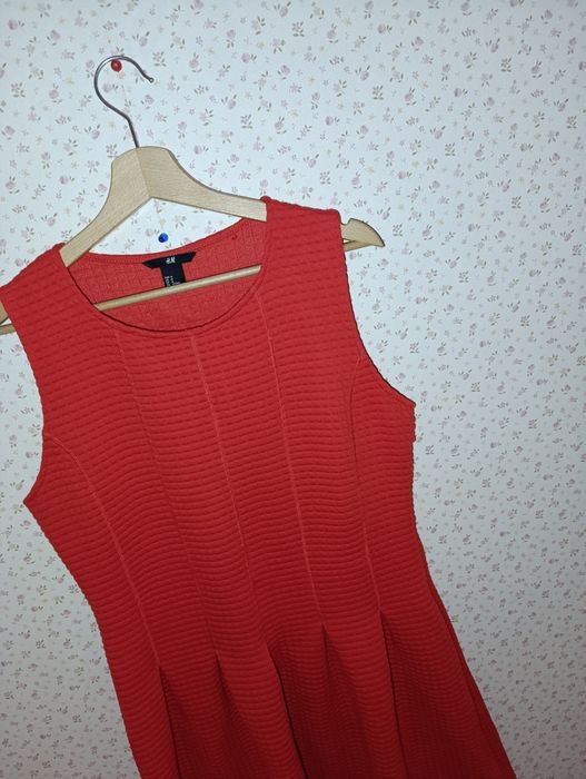 Sukienka 40 / 42 h&m czerwona rozkloszowana pikowana