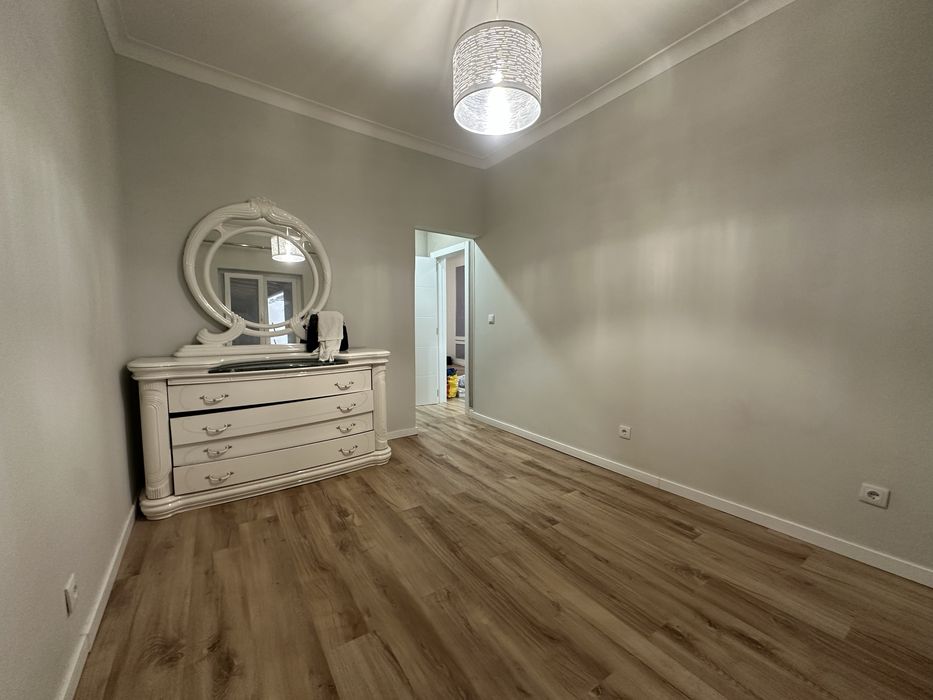 Arrenda-se aluga-se T2 com quintal 120m2 com Garagem