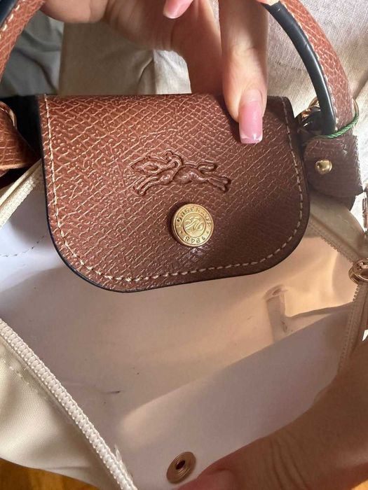 Bolsa Longchamp tamanho mini com alça em bege