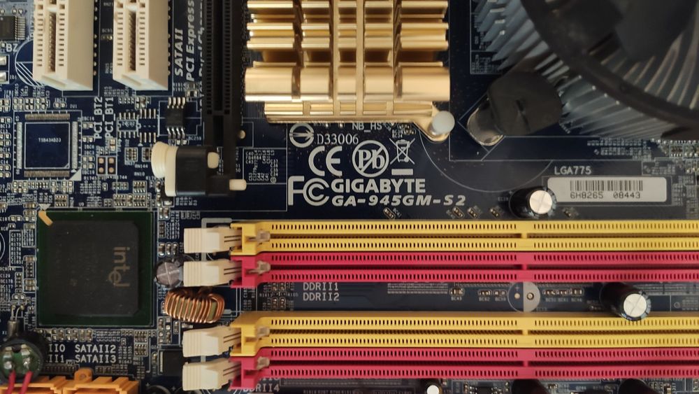 Материнская плата с процессором Intel Celeron D GigaByte GA-945GM-S2