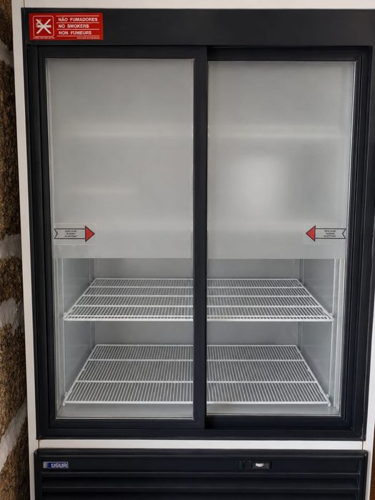 Arca Expositora Refrigerada UGUR de 2 Portas Deslizantes – Excelente Estado – 850€