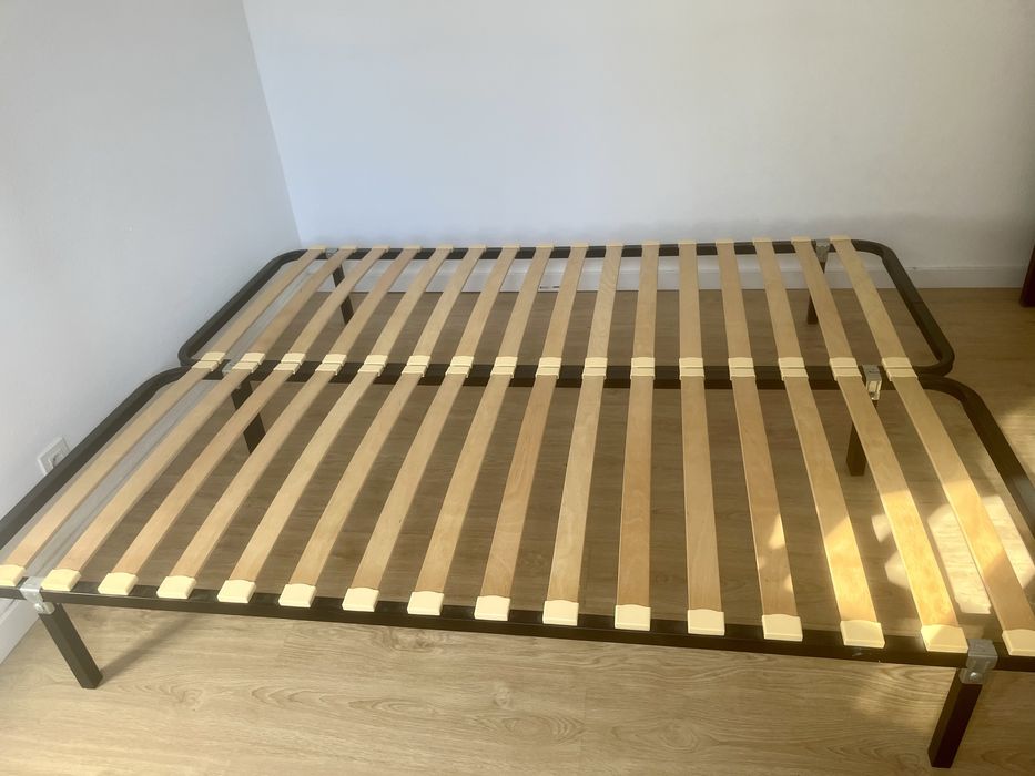 Estrado de ripas com pés (160x200)