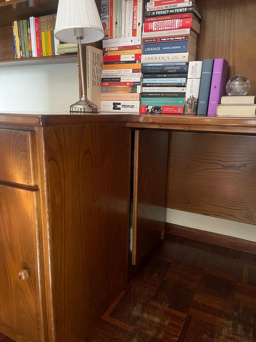Móvel de quarto com secretária