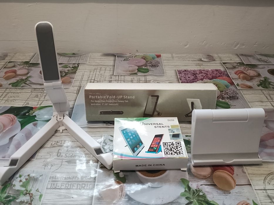 Підставки під гаджети двох типів.