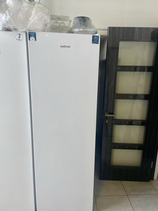 Морозильна вертікальна шафа 180см