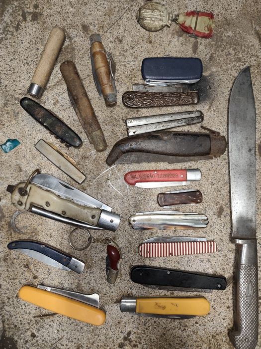 Vários canivetes antigos