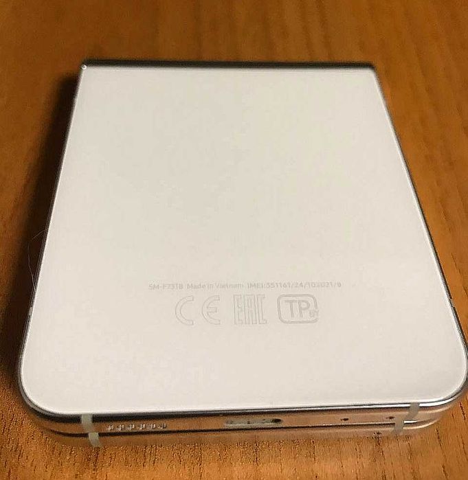 Samsung Galaxy Flip 5 SM-F731B Разбит дисплей.