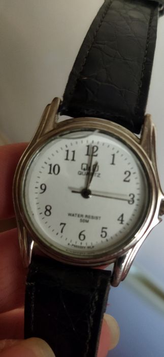 Часы наручные женские с батарейкой.