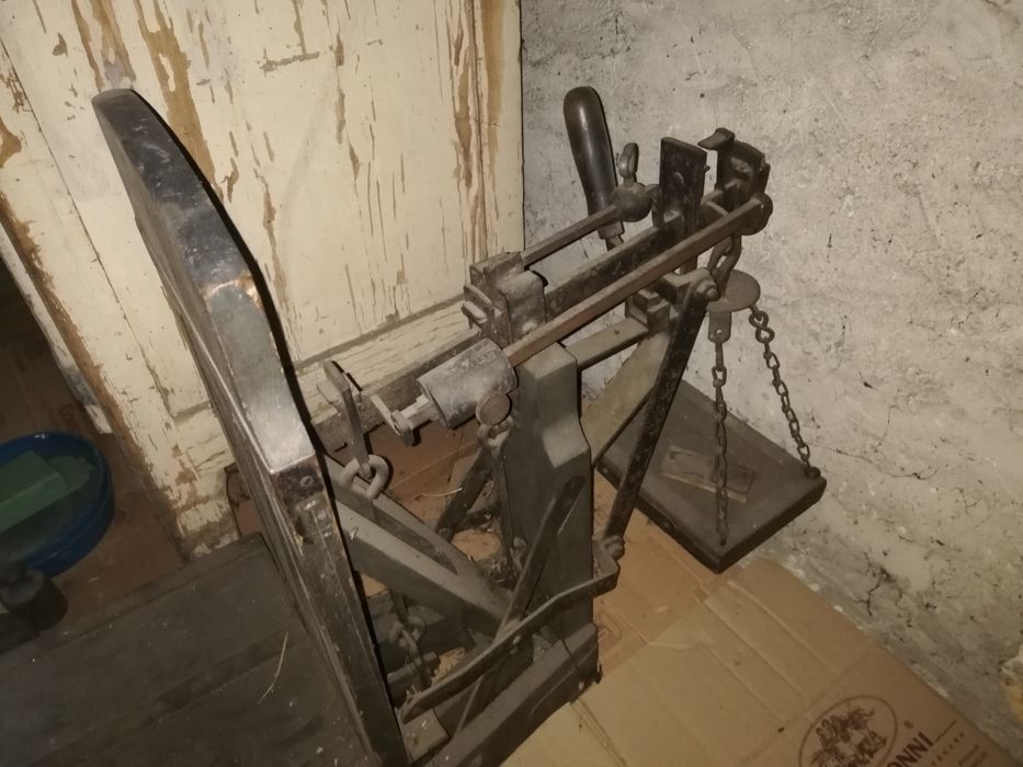 Duża zabytkowa waga retro