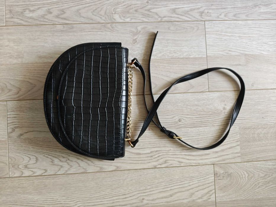 Torebka czarna crossbody Reserved