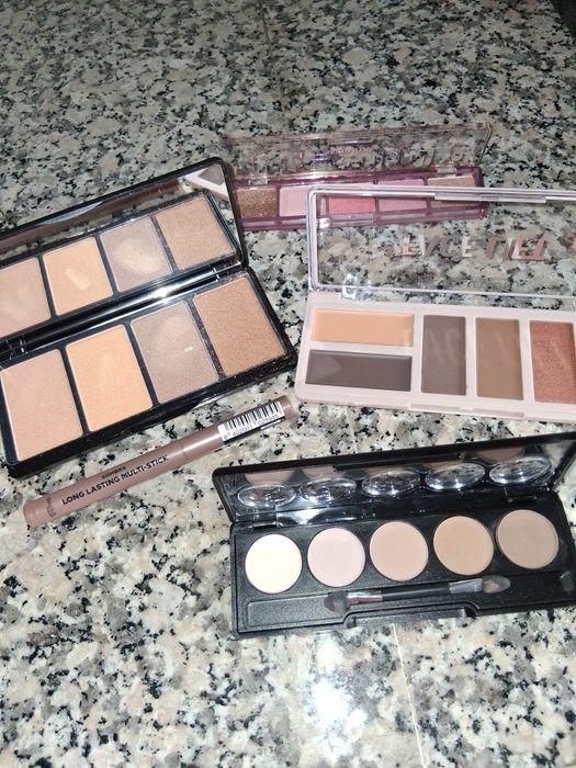 Conjunto de maquilhagem novo. Sombras, pós bronzantes, lapis