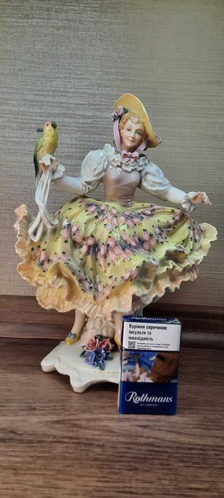 Большая, редкая  статуэтка "Дама с попугаем" Karl Ens высота 32 см.