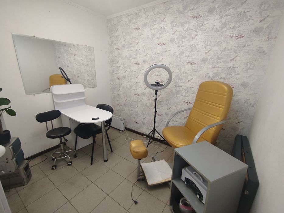 Здається два кабінета в центрі міста