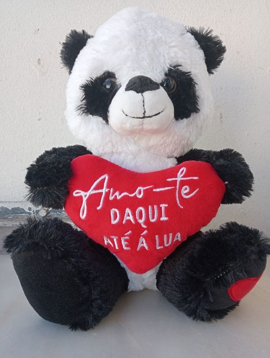 Peluche panda com um coração
