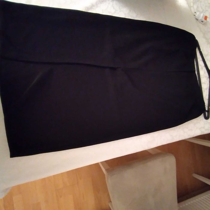 Czarna elegancka prosta 3/4 długosci spódnica z halką