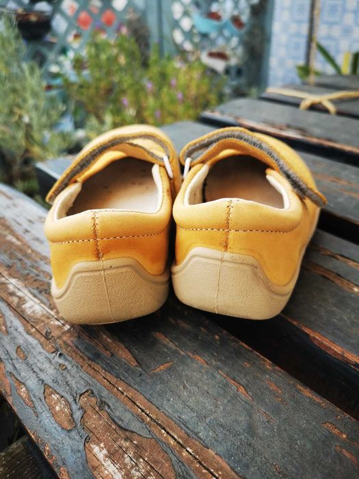 sapatos amarelos criança tamanho 25 bar3foot em caixa