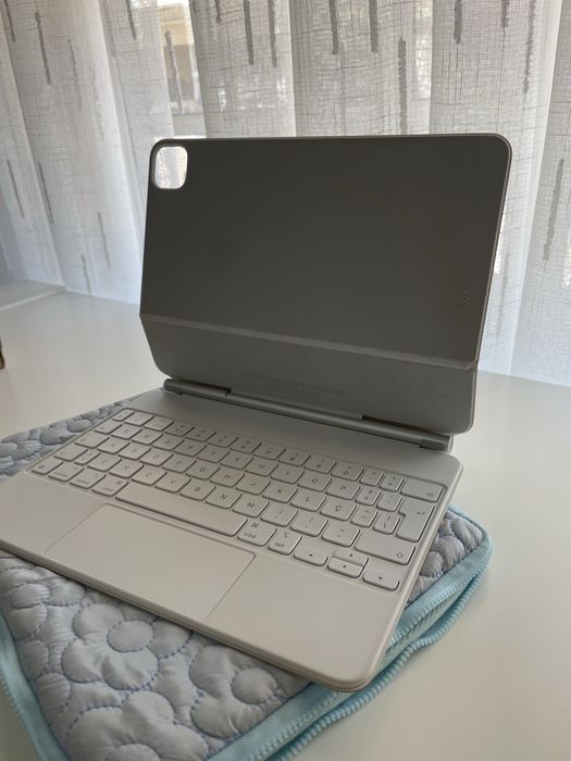 iPad Air 5ª Geração (M1) 64GB Azul + Apple Pencil 2 + Magic Keyboard | Como Novo